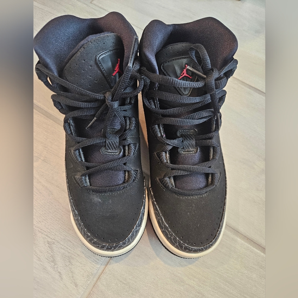 Nike Jordan 3 Retro; Boy's Size 6Y; Black